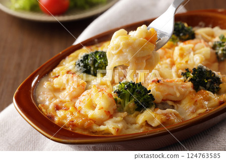 Macaroni gratin of shrimp and broccoli 124763585