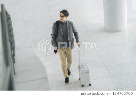 一名 40 多歲的男子帶著手提包和智慧型手機行走 124763700