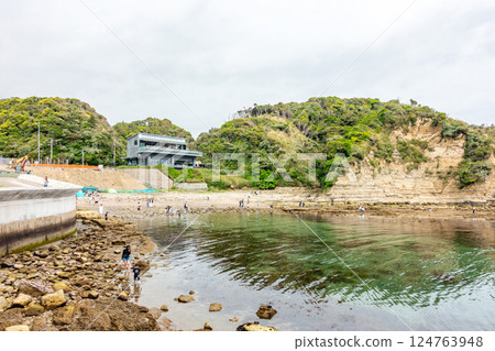 Katsuura Underwater Park Katsuura Underwater Park is a rocky area where sea urchins and abalone live. 124763948