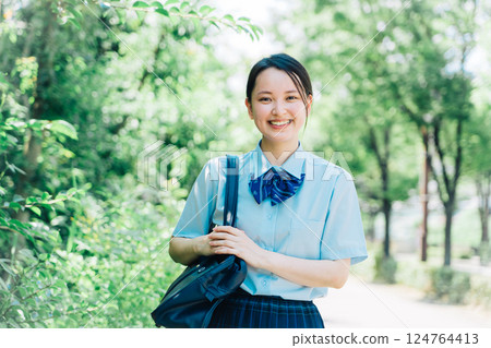 穿著夏天衣服的女高中生 124764413