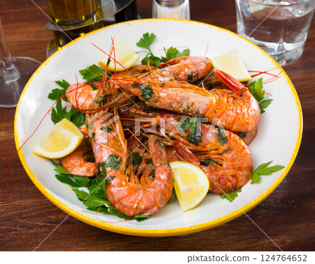 Grilled shrimps with lemon and parsley 124764652