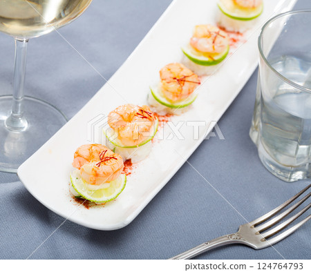 Grilled shrimps on rice balls 124764793