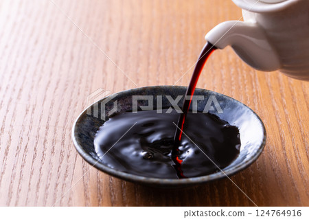 pour dark soy sauce 124764916