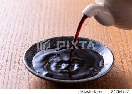 pour dark soy sauce 124764917