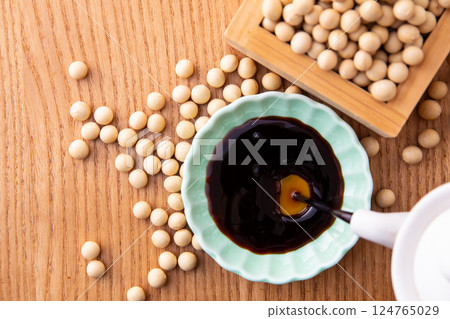 倒入黑醬油 倒入黑醬油 124765029