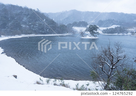 Snowy scenery of Tanazugaike Pond in winter Tanazugaike Pond, Tottori Prefecture Snowy scenery of Tanazugaike Pond in winter Tanazugaike Pond, Tottori Prefecture 124765292