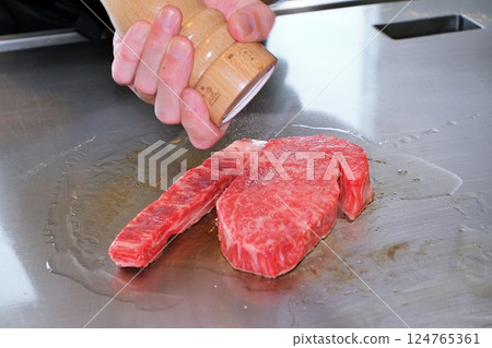 將牛排調味 將牛排調味 124765361