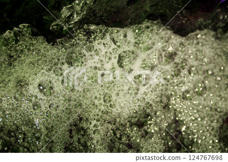 溢出的污水與紅茶和綠色泡沫的圖像（修飾和顏色處理後的圖像） 124767698