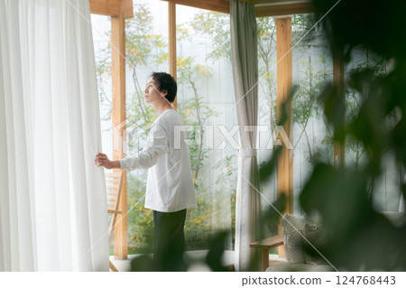 看著窗外的男人 看著窗外的男人 124768443