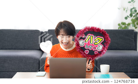 中年婦女一邊看直播一邊努力工作 中年婦女一邊看直播一邊努力工作 124768716