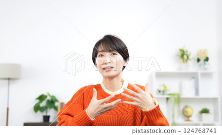 穿著休閒服的中年婦女一邊看著鏡頭一邊說話 124768741