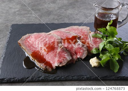 烤黑毛和牛裡肌配醬汁 124768873