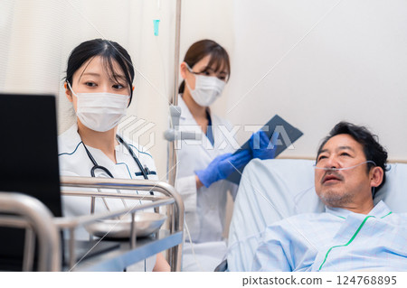 工作人員照顧住院患者 工作人員照顧住院患者 124768895