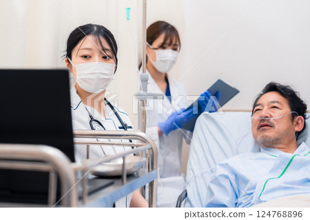 工作人員照顧住院患者 工作人員照顧住院患者 124768896