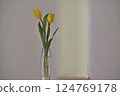 Vase flower tulip 124769178