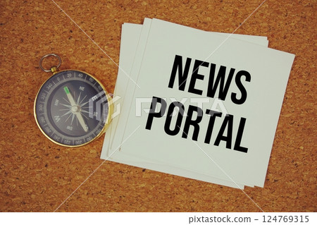 News Portal text on paper card with compass on cork paper background 124769315