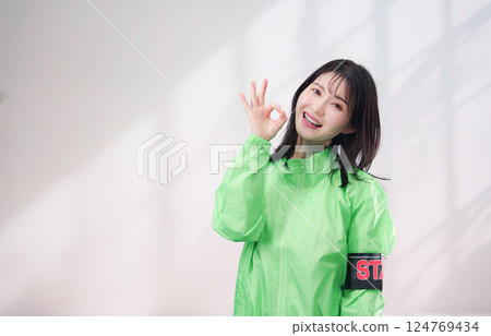 身著工作人員套衫、面帶微笑的活動工作人員(簡單背景) 身著工作人員套衫、面帶微笑的活動工作人員(簡單背景) 124769434