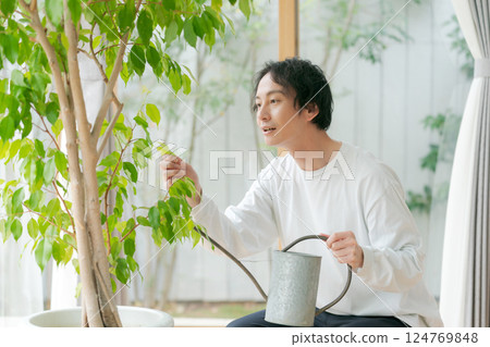 照顧室內植物的男人 124769848