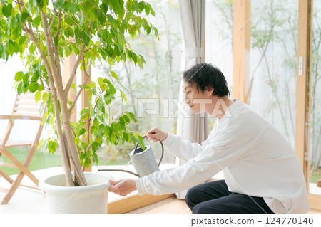 照顧室內植物的男人 124770140