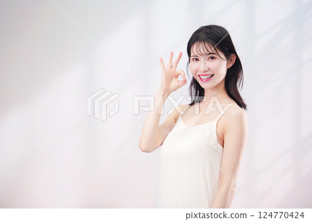 年輕女子的美麗形象(簡單的背景) 年輕女子的美麗形象(簡單的背景) 124770424