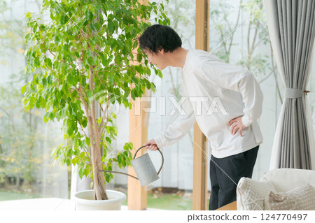 照顧室內植物的男人 124770497
