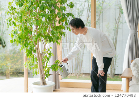照顧室內植物的男人 124770498