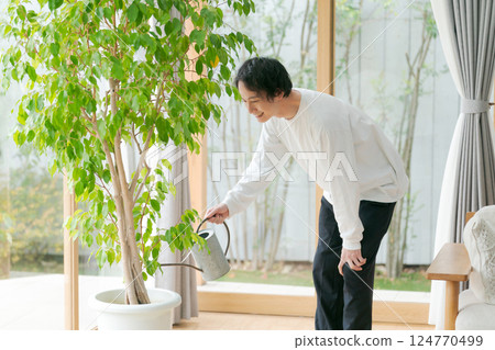 照顧室內植物的男人 照顧室內植物的男人 124770499