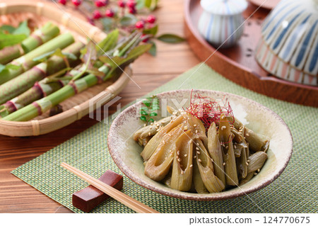春季食材:炒日本虎杖 春季食材:炒日本虎杖 124770675