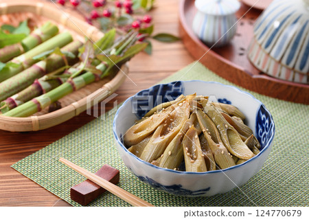 Spring ingredients: fried Japanese knotweed 124770679