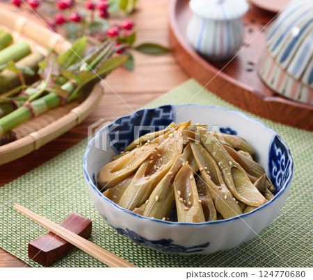 春季食材：炒日本虎杖 124770680