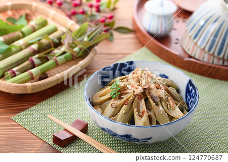 春季食材：炒日本虎杖 124770687