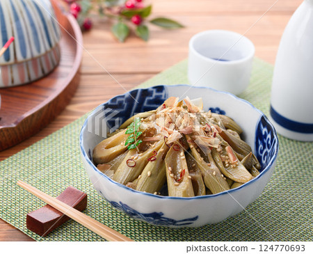 春季食材:炒日本虎杖 春季食材:炒日本虎杖 124770693