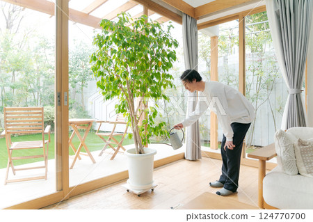 照顧室內植物的男人 照顧室內植物的男人 124770700