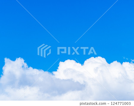 冬日蔚藍天空和雲彩的清新景色 冬日蔚藍天空和雲彩的清新景色 124771003
