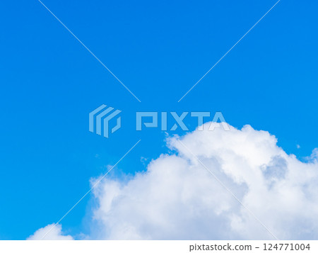 A refreshing view of blue winter sky and clouds A refreshing view of blue winter sky and clouds 124771004