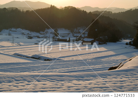 Snowy landscape of rice terraces in Mikawa 124771533