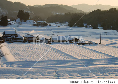 Snowy landscape of rice terraces in Mikawa 124771535