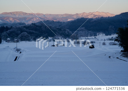 Snow-covered rice terraces in Mikawa in the morning 124771536
