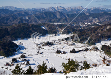Snowy landscape of rice terraces in Mikawa - View from the summit of Mt. Mitsugo - Mt. Sarumasa 124771540