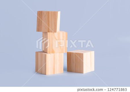 Four wooden cubes 124771863