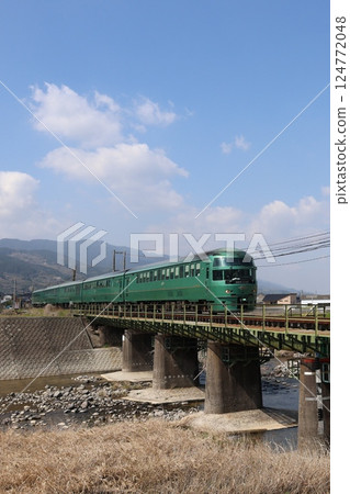 特快列車過鐵橋 124772048