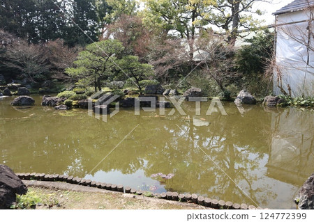 Spring day at the gardens of Jonangu Shrine, Kyoto Spring day at the gardens of Jonangu Shrine, Kyoto 124772399