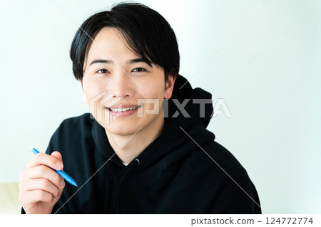 一個面帶微笑的年輕人 124772774