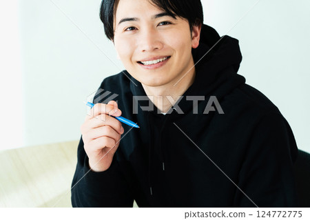 一個面帶微笑的年輕人 124772775