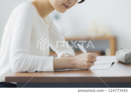一名 30 多歲女性在客廳學習 124773485