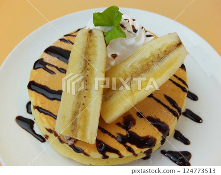Chocolate banana pancake hotcake 03 124773513