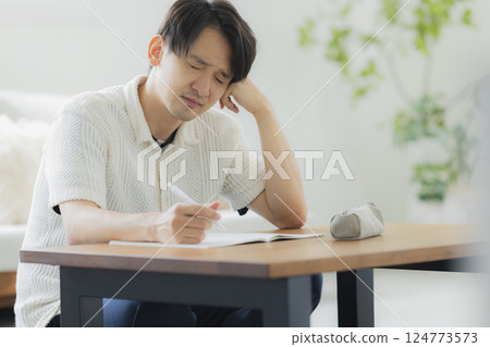 一名 30 多歲的男子在客廳學習 124773573
