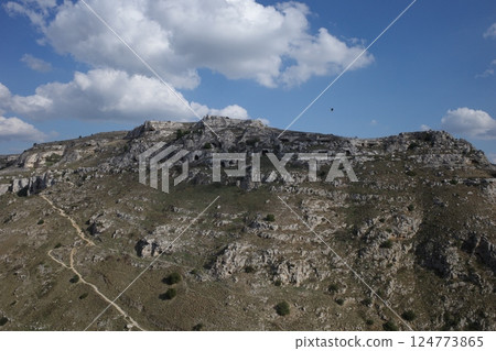 岩壁上殘存的馬泰拉窯洞 岩壁上殘存的馬泰拉窯洞 124773865