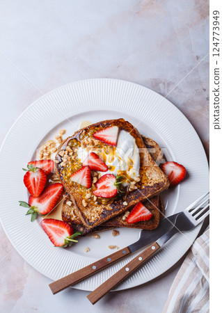 French toast with strawberries and passion fruit. 124773949