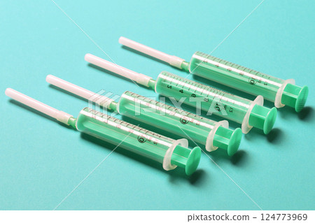 Top view of medical syringes on colorful background with copy space. Injection equipment concept 124773969